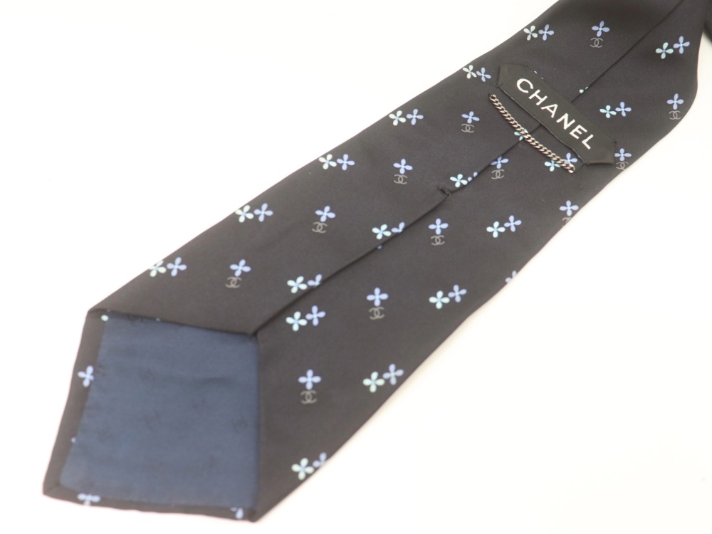 シャネルのネクタイ背面