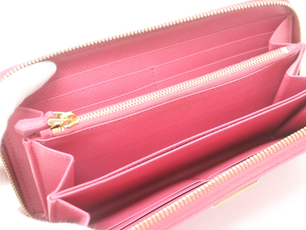 プラダラウンドファスナー長財布内側