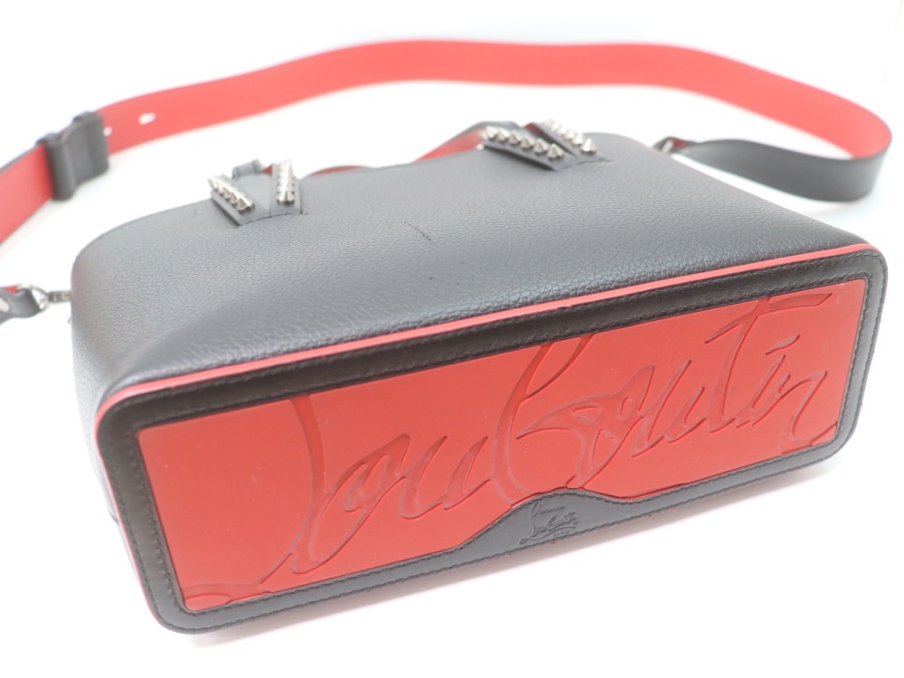 ルブタンカバタミニショルダーバッグ底面