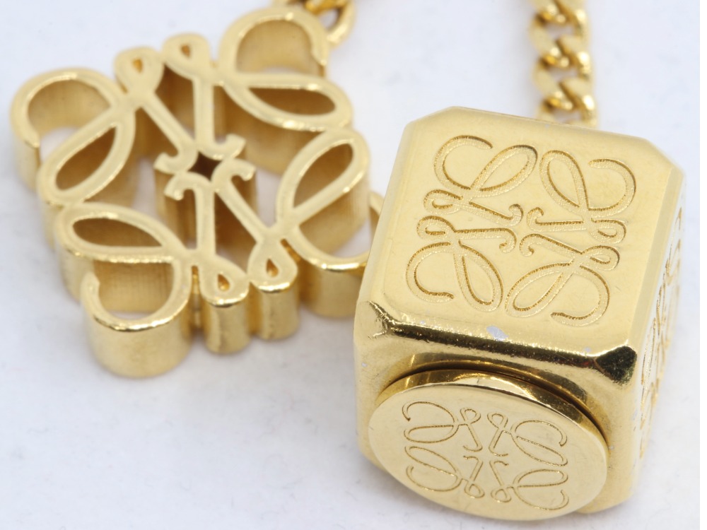 ロエベアナグラムネックレストップ