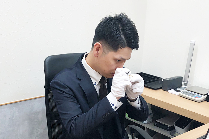 ブランドハンズ鑑定士の井山マネージャー査定中