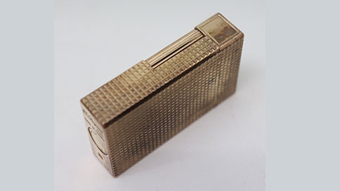 変色しているデュポンのライター