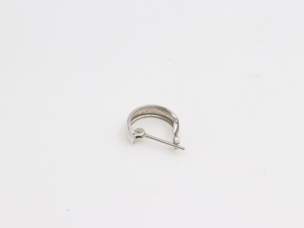 片方のPT900ピアスダメージ