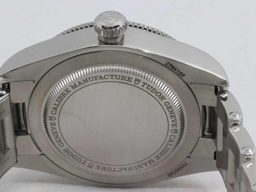 美品のチューダー腕時計裏蓋