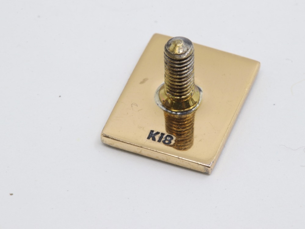 K18のピンバッジ刻印