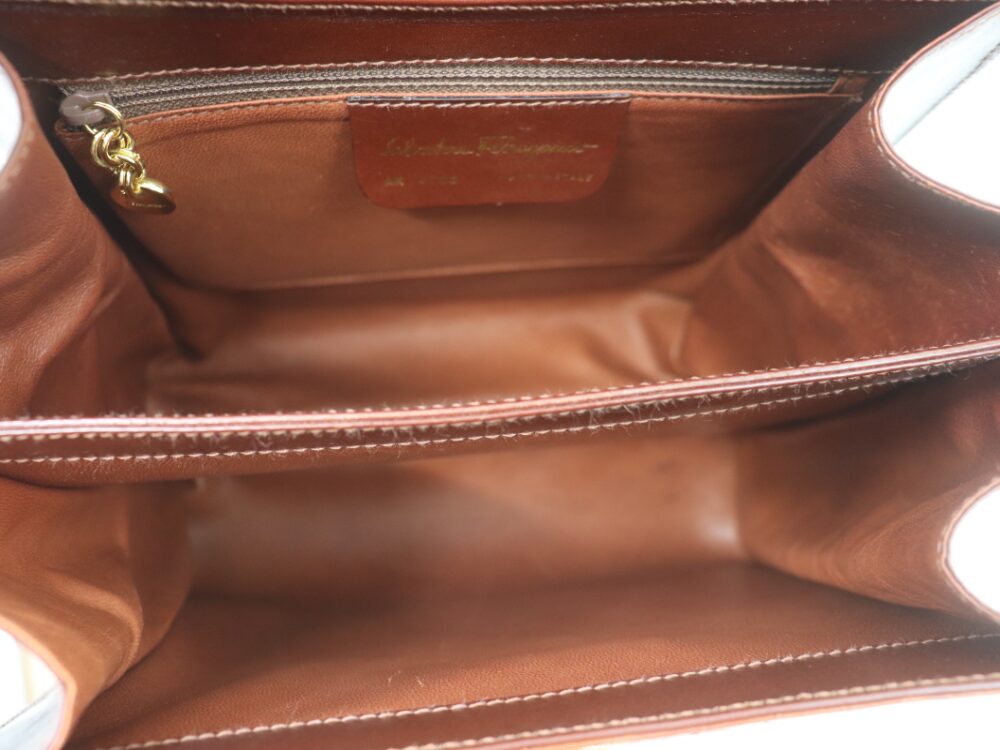 フェラガモ ハンドバッグ 内側