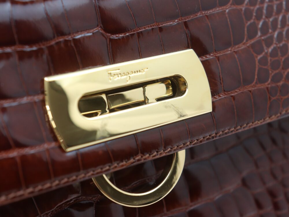 フェラガモ ハンドバッグ 金具