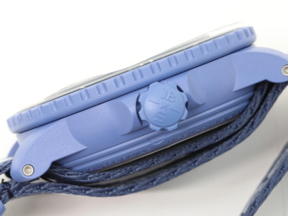 ブランパンとスウォッチの腕時計側面