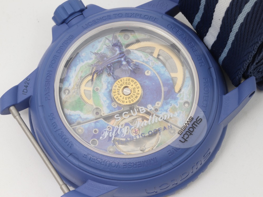 ブランパンとスウォッチの腕時計裏面