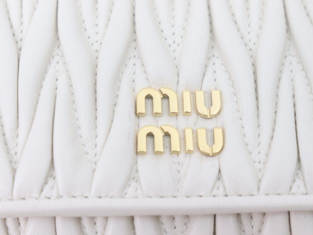 ミュウミュウ コンパクトウォレット ロゴ