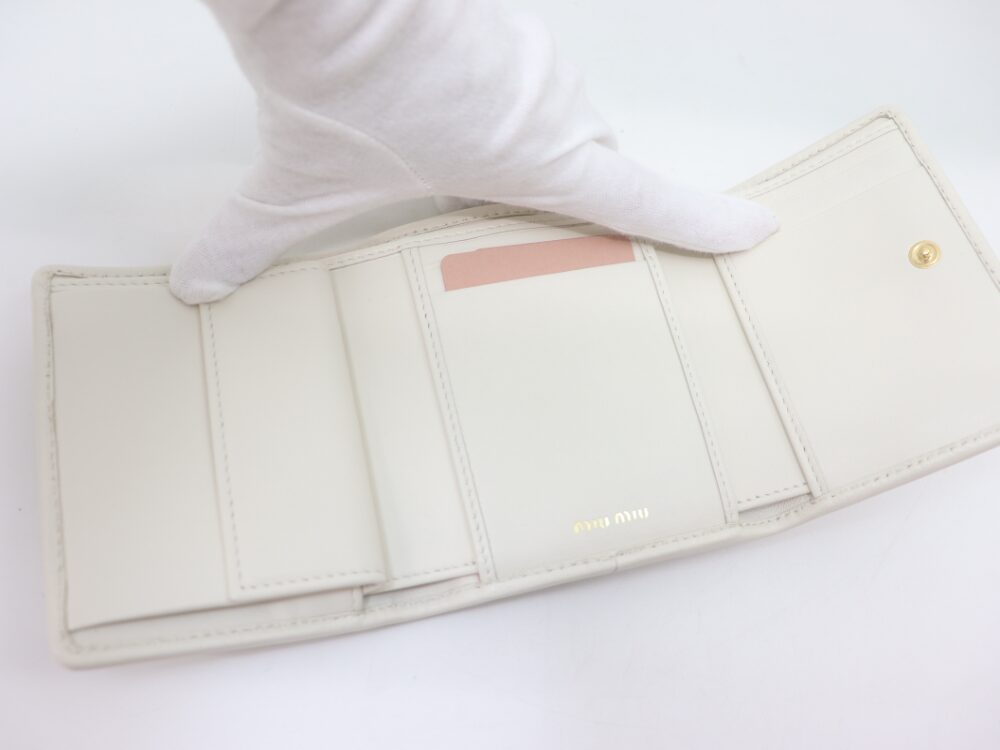 ミュウミュウ コンパクトウォレット 内側