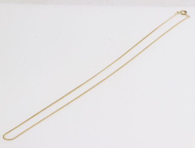 金ではない刻印のない金色ネックレス全体