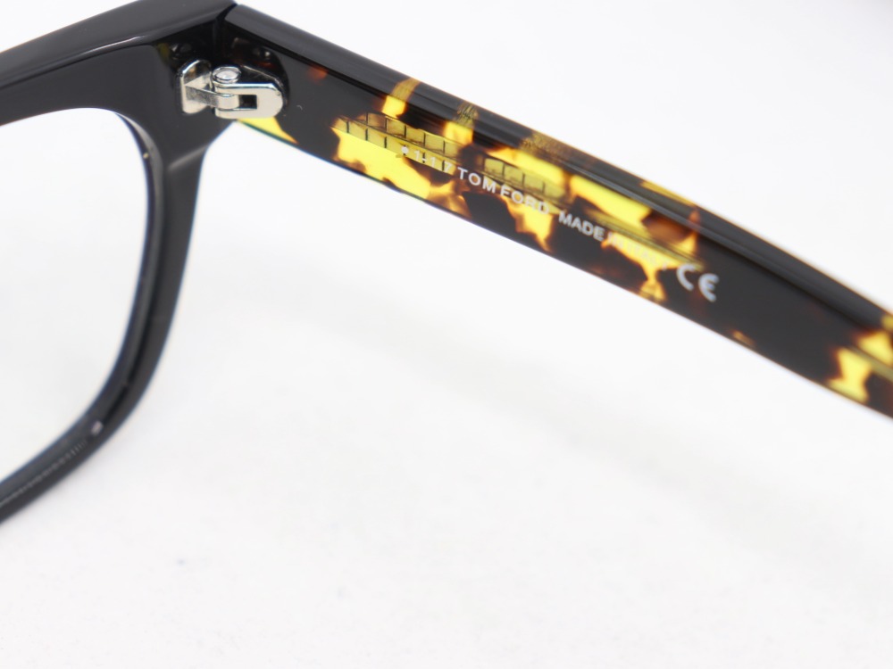 トムフォードメガネフレームロゴ