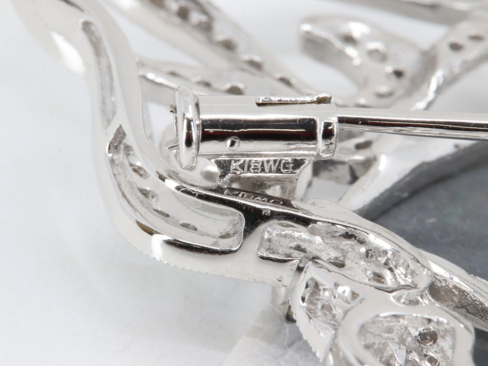 K18WGのオパール付きブローチ刻印