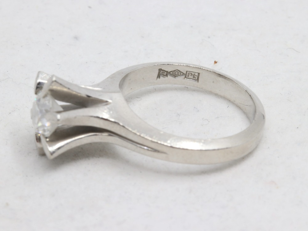 PT900のダイヤ付きリング刻印