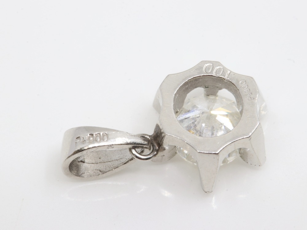 Pt900のダイヤ付きネックレストップ刻印