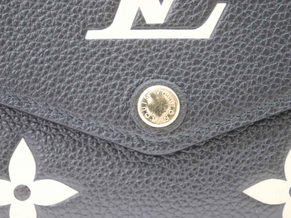 イニシャル入りのルイヴィトンの長財布金具ロゴ