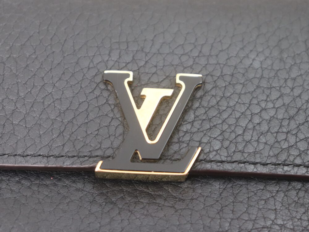 イニシャル入りのヴィトン三つ折り財布ロゴ