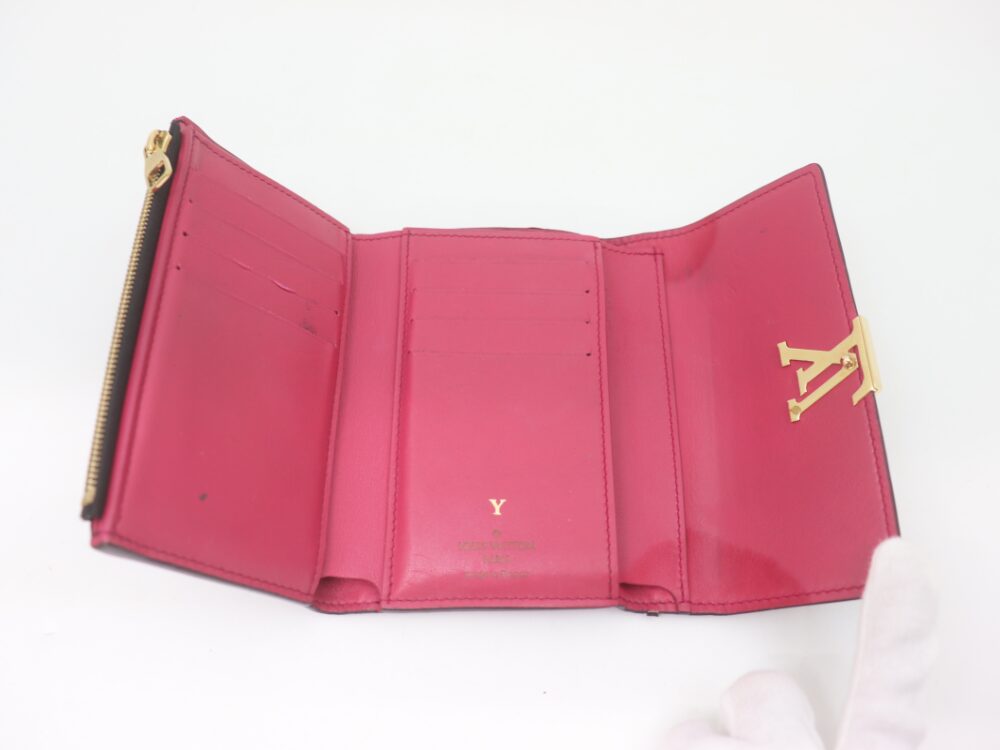 イニシャル入りのヴィトン三つ折り財布内側