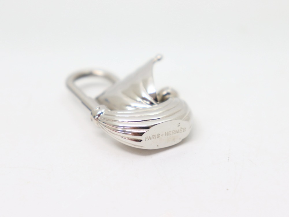 エルメスの帆船カデナチャーム刻印