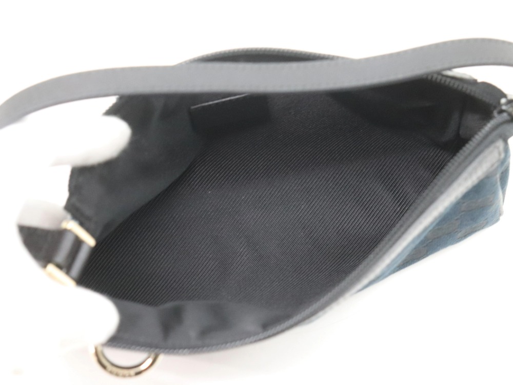 グッチのGGキャンバスポーチ内側