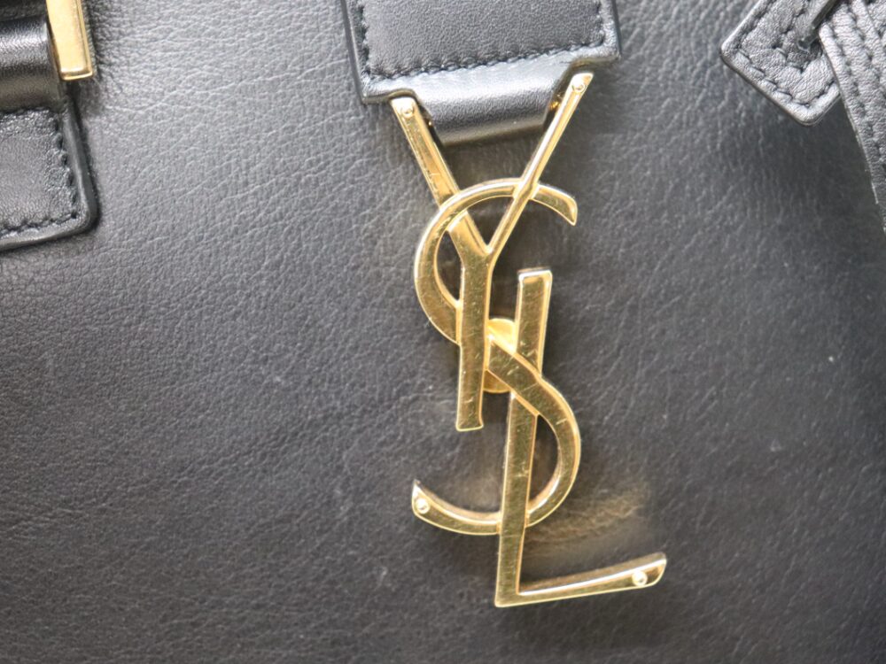 サンローランのハンドバッグロゴ