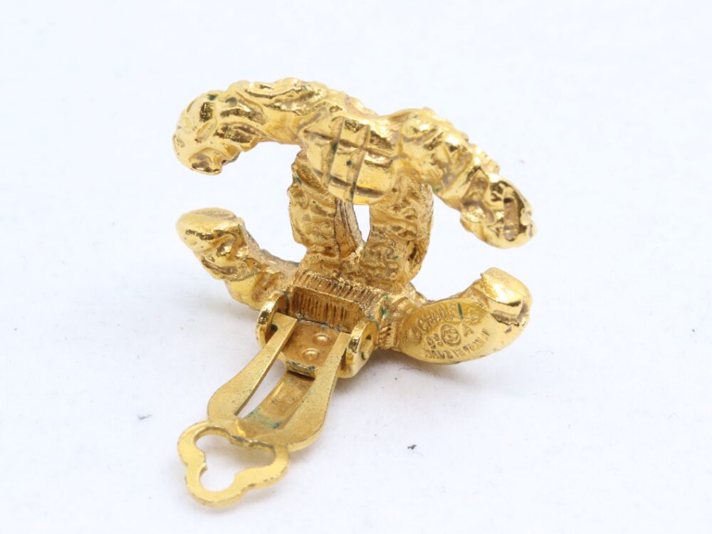 シャネルのイヤリング片耳刻印