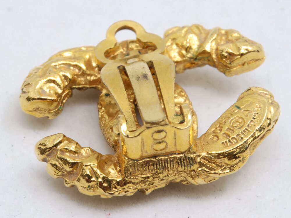 シャネルのイヤリング片耳裏側