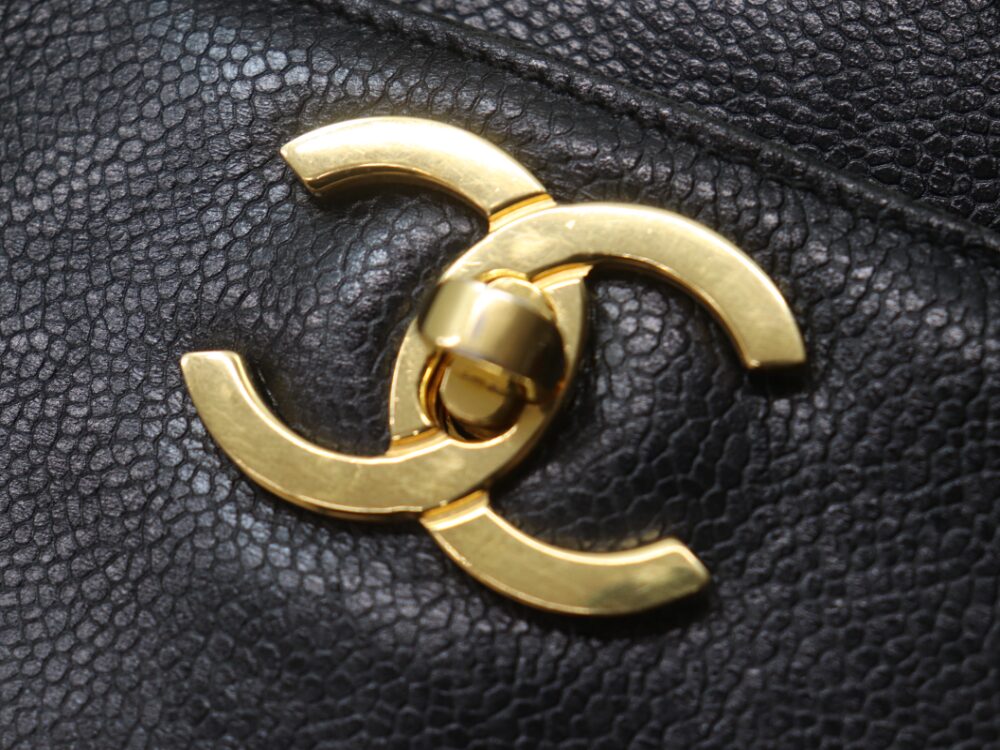 シャネルのキャビアハンドバッグロゴ金具