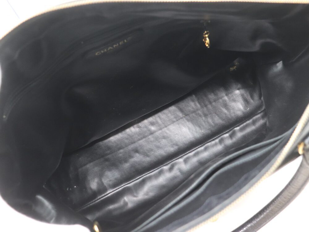 シャネルのキャビアハンドバッグ内側