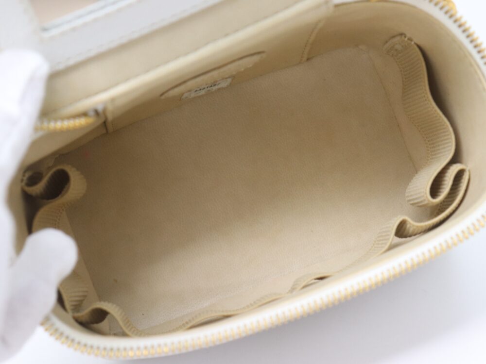 シャネルのキャビアバニティ内側