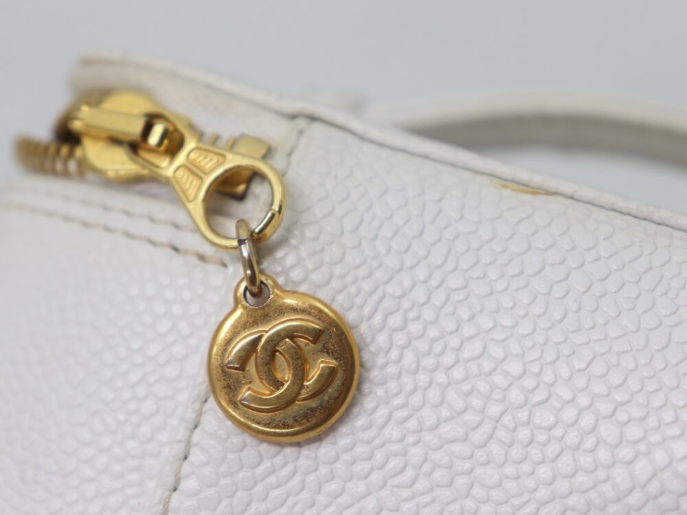 シャネルのキャビアバニティ金具