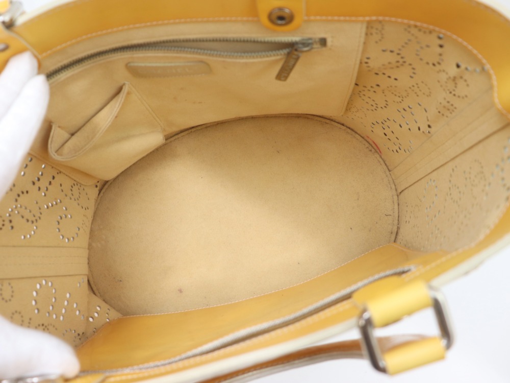 シャネルパンチングトートバッグ内側