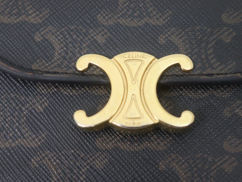 セリーヌトリオンフ三つ折り財布ロゴ