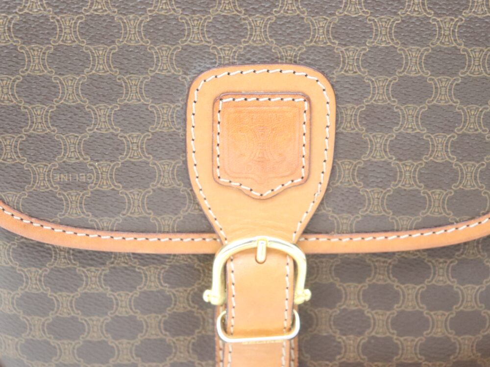 セリーヌマカダムショルダーバッグロゴ金具