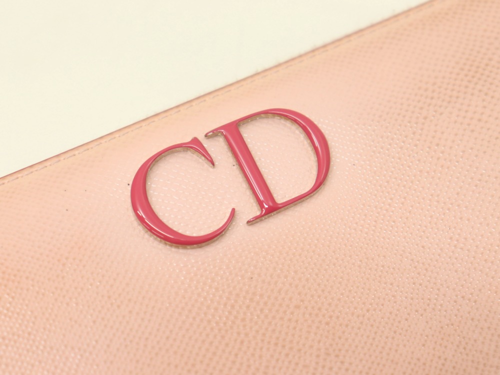 ディオールのラウンド長財布ロゴ