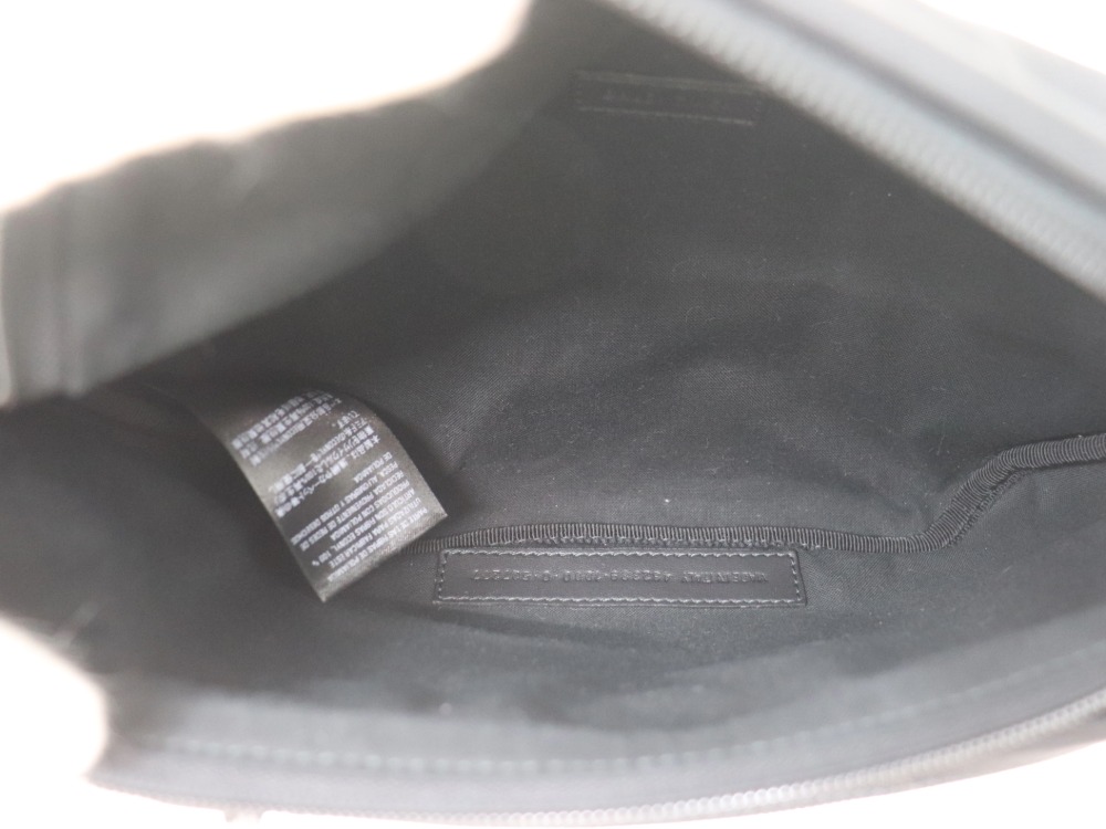 バレンシアガエクスプローラー内側