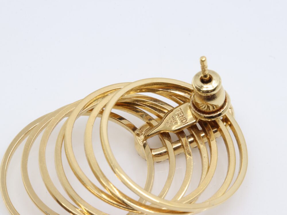 フェンディピアス裏側