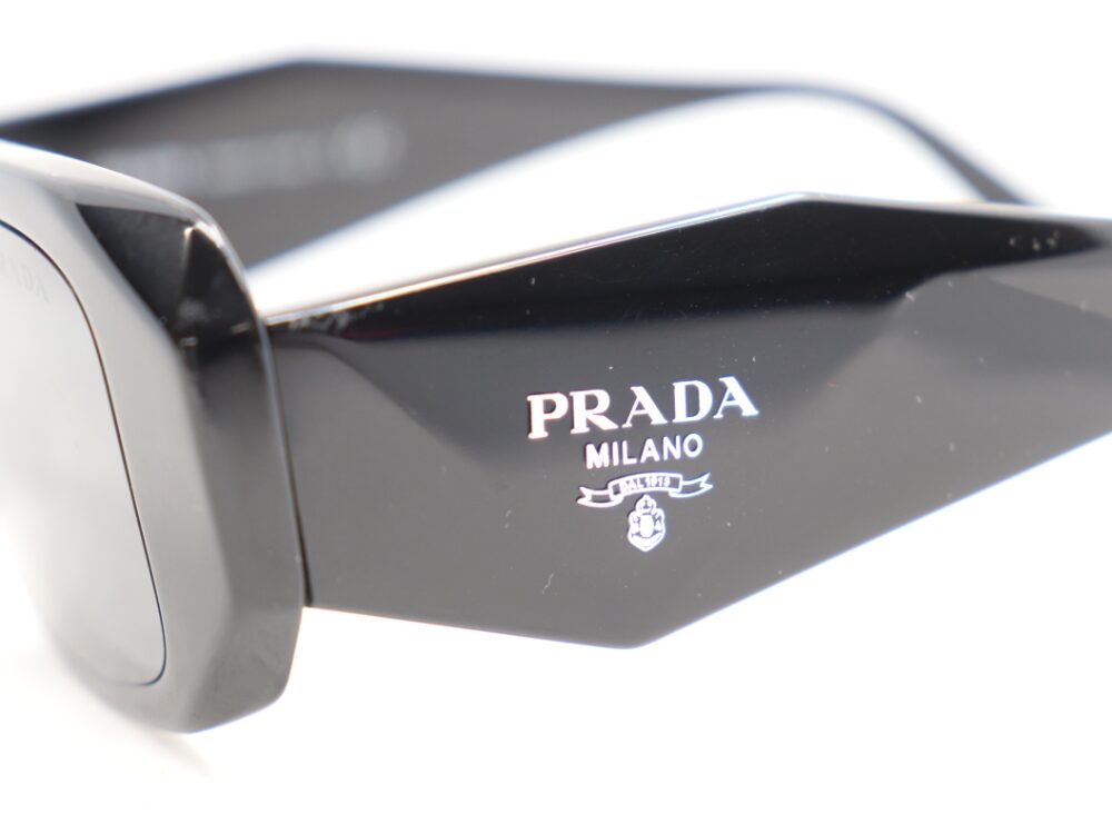 プラダのサングラスロゴ