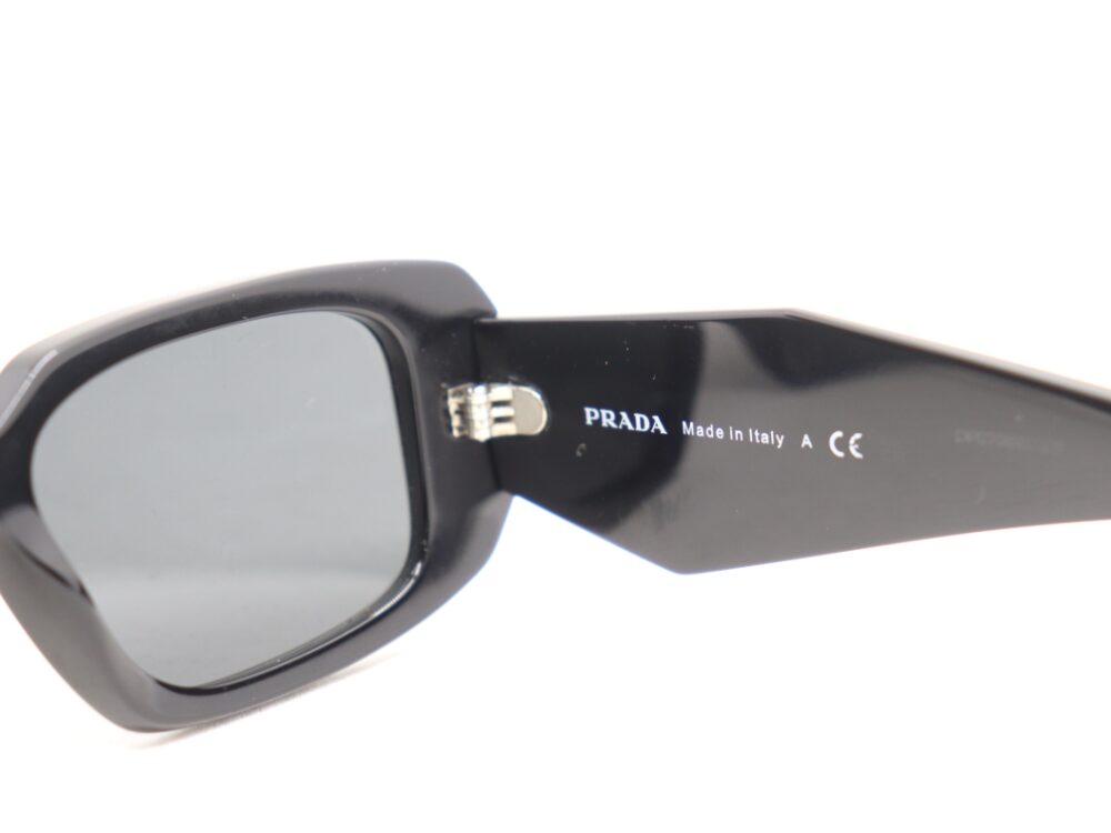 プラダのサングラス型番