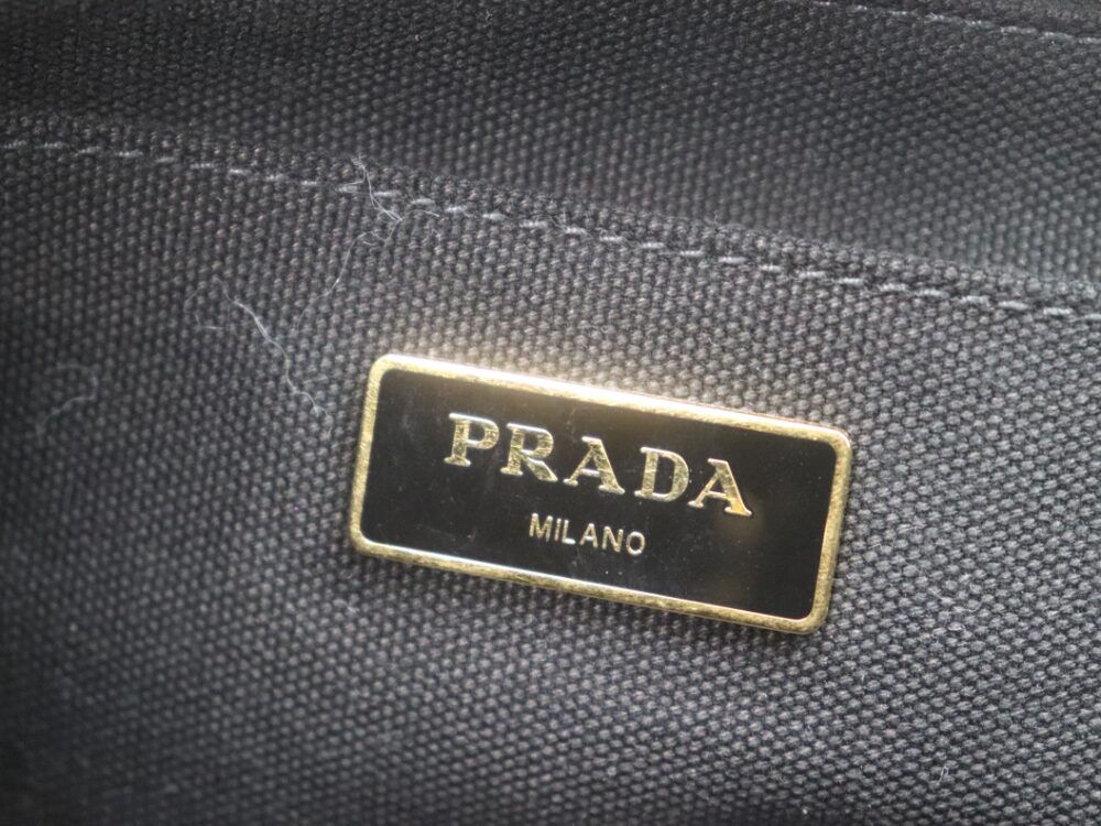 プラダカナパトートバッグロゴ