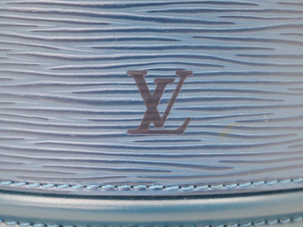ベタ剝がれのあるルイヴィトンロゴ