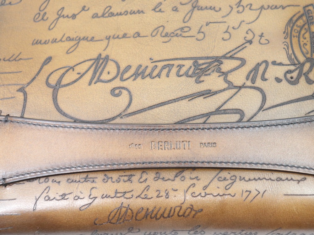 ベルルッティのセカンドバッグロゴ