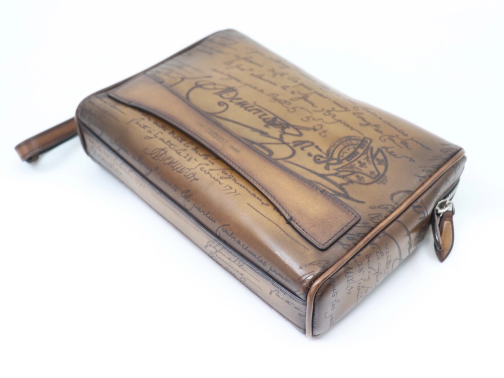 ベルルッティのセカンドバッグ表面