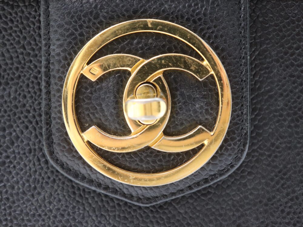 ボロボロのシャネルバニティロゴ