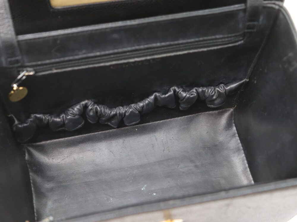 ボロボロのシャネルバニティ内側