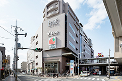 エトレとよなかの建物