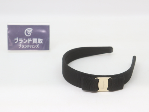 フェラガモ ヴァラ カチューシャ ゴールド金具