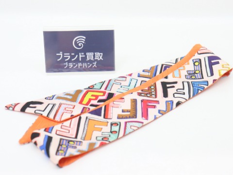 フェンディのツイリースカーフ