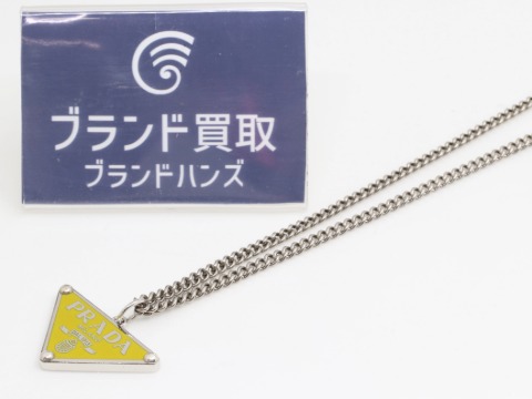 プラダのトライアングルロゴネックレス